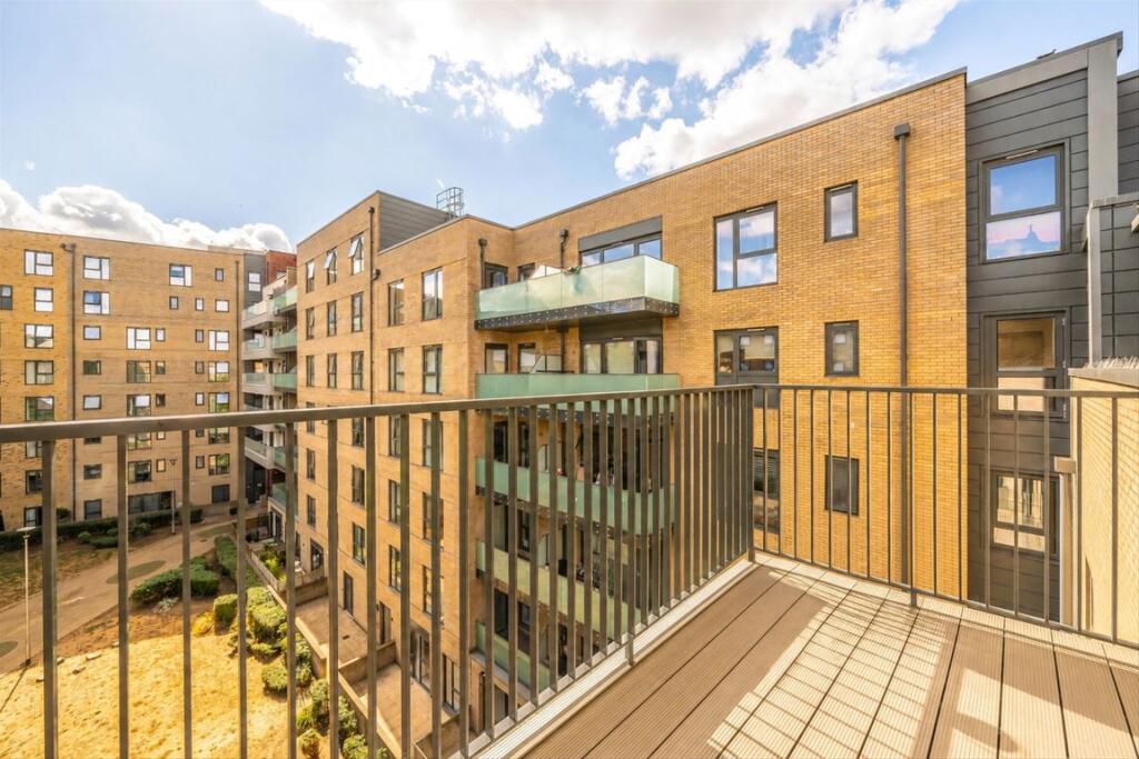 Apartment in London, Green Man Estate, Hanwell - View 5