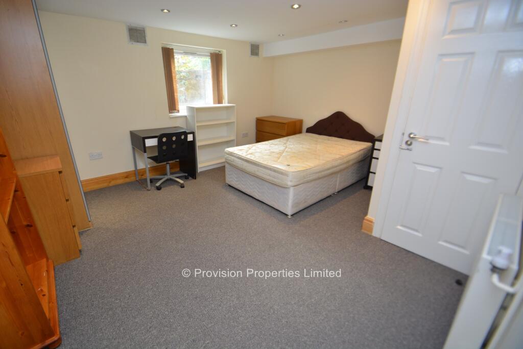 6 bedroom terraced house for rent