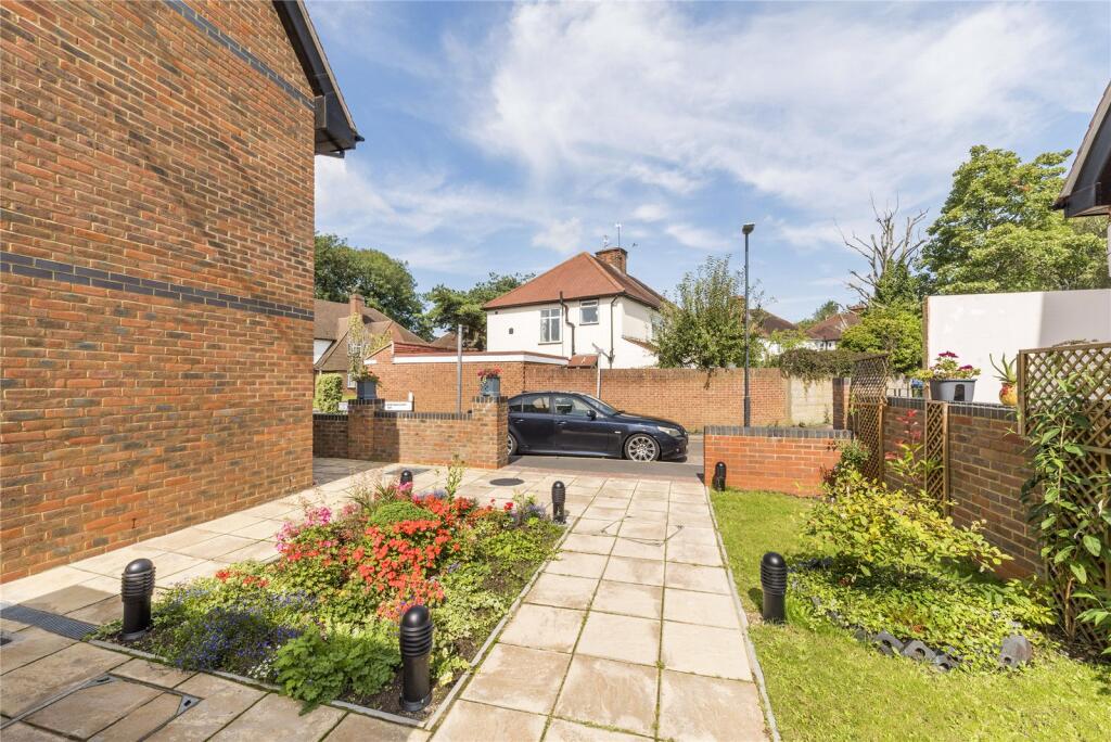 Apartment in London, Hatch End - View 5