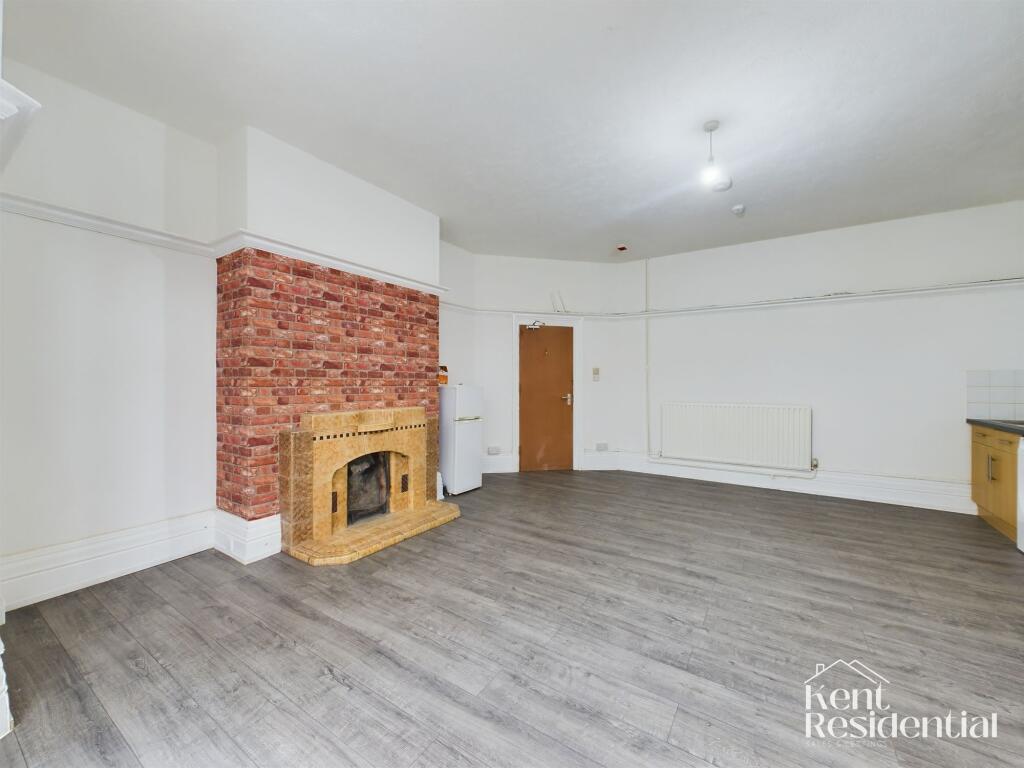 Main image of property: 216 Maidstone Road, Chatham, ME4