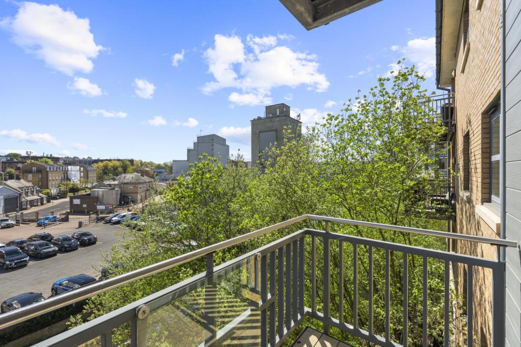 Apartment in East Hertfordshire, Hockerill, Bishop's Stortford - View 2