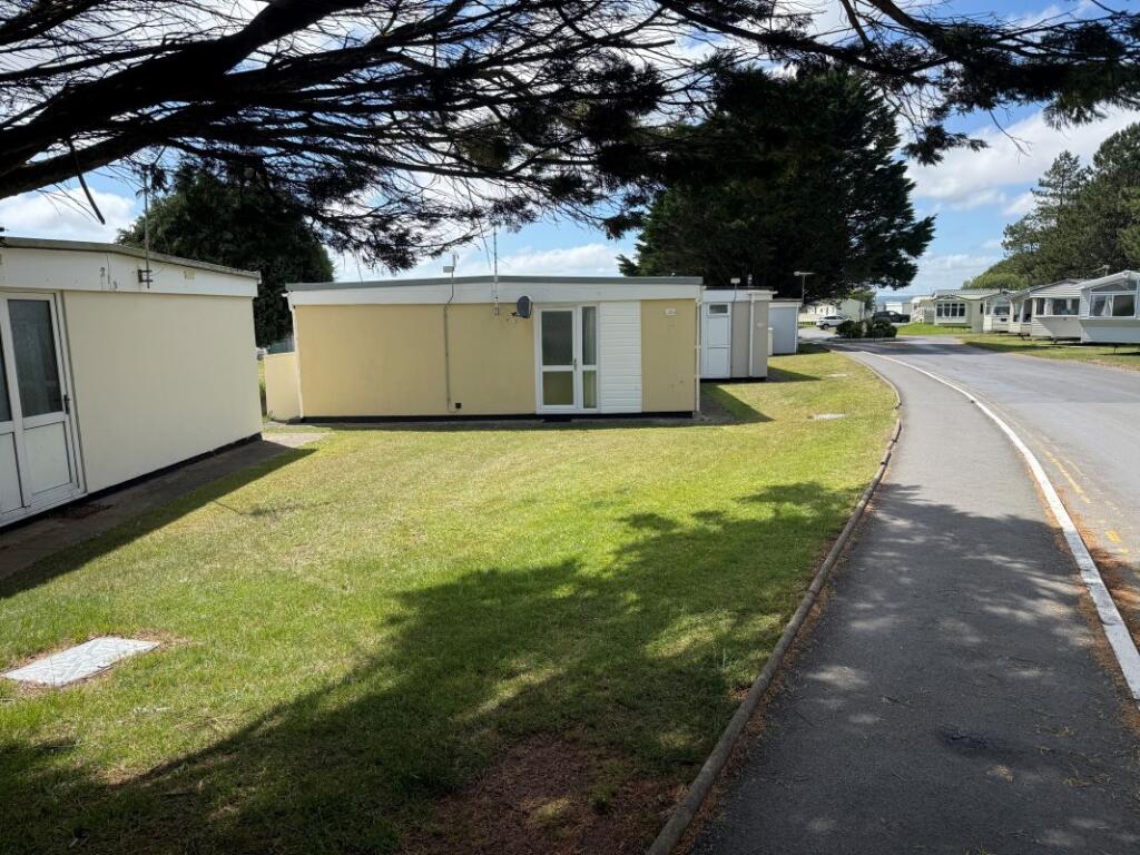 Chalet 212 Carmarthen Bay Holiday Village, Kidwelly, Dyfed, SA17 5HQ photo 4