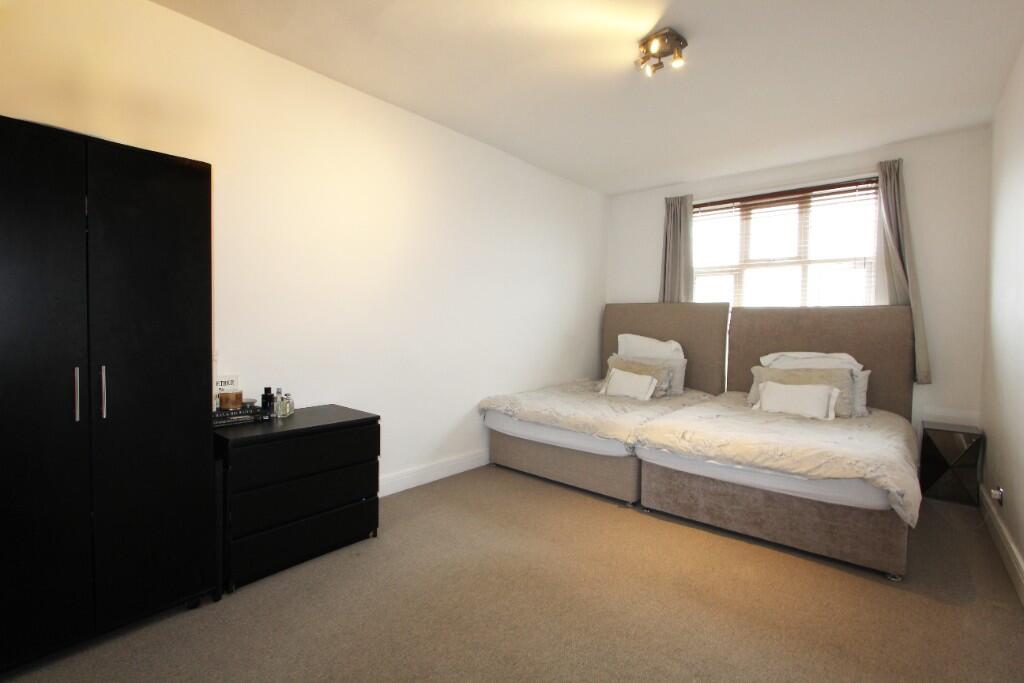 Apartment in London, Windsor Court, Brent Cross - More