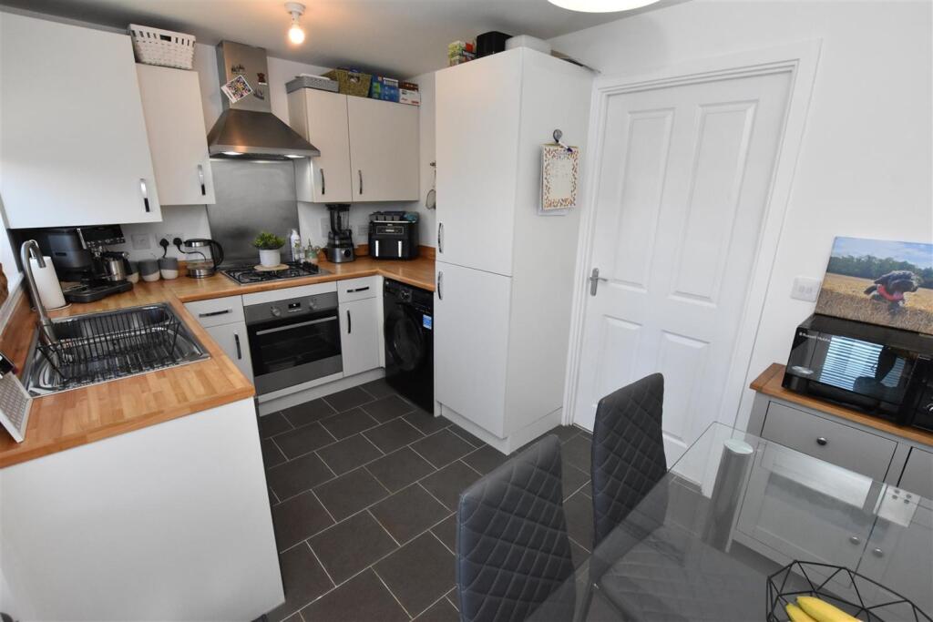 Yates Close, NN17 - View 3