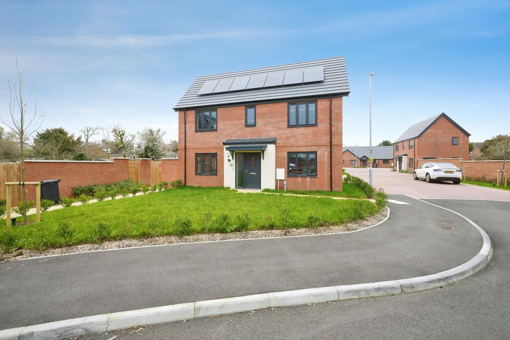 3-bed detached on Okey Close, Market Harborough, LE16, £165,000