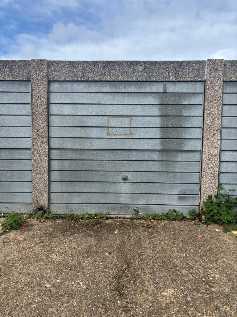 Studio parking on Lovelace Road, Surbiton, £40,000