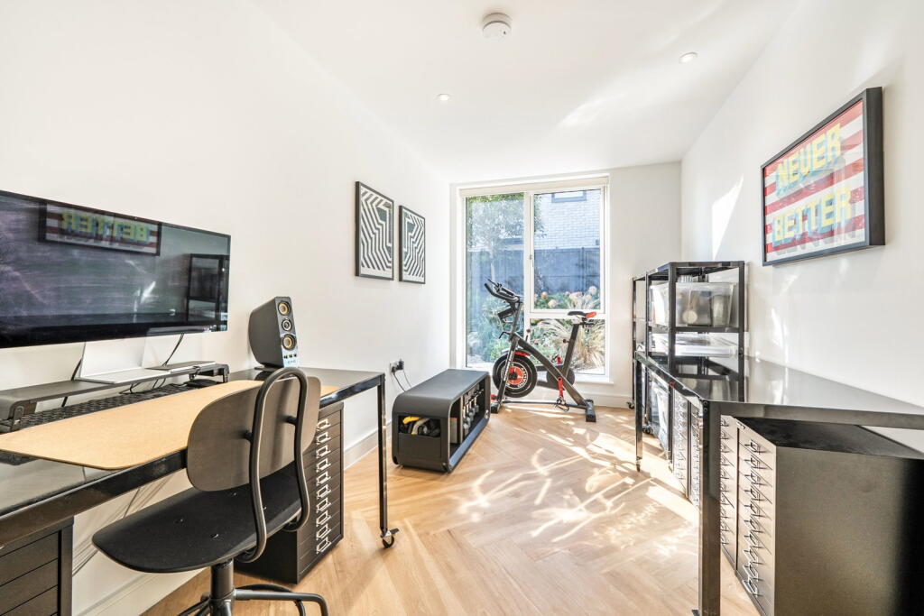 House in Broxbourne, Hammond Street - View 4