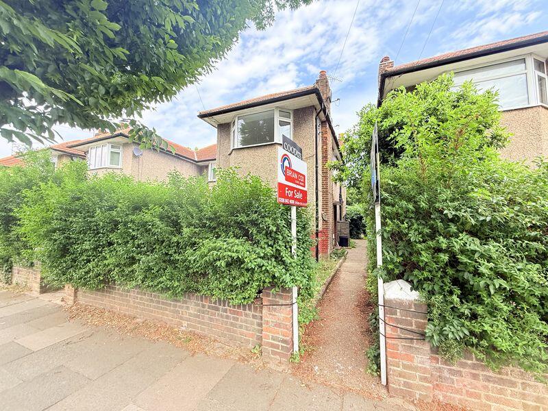 2-bed flat on Berkeley Close, Ruislip, £319,950