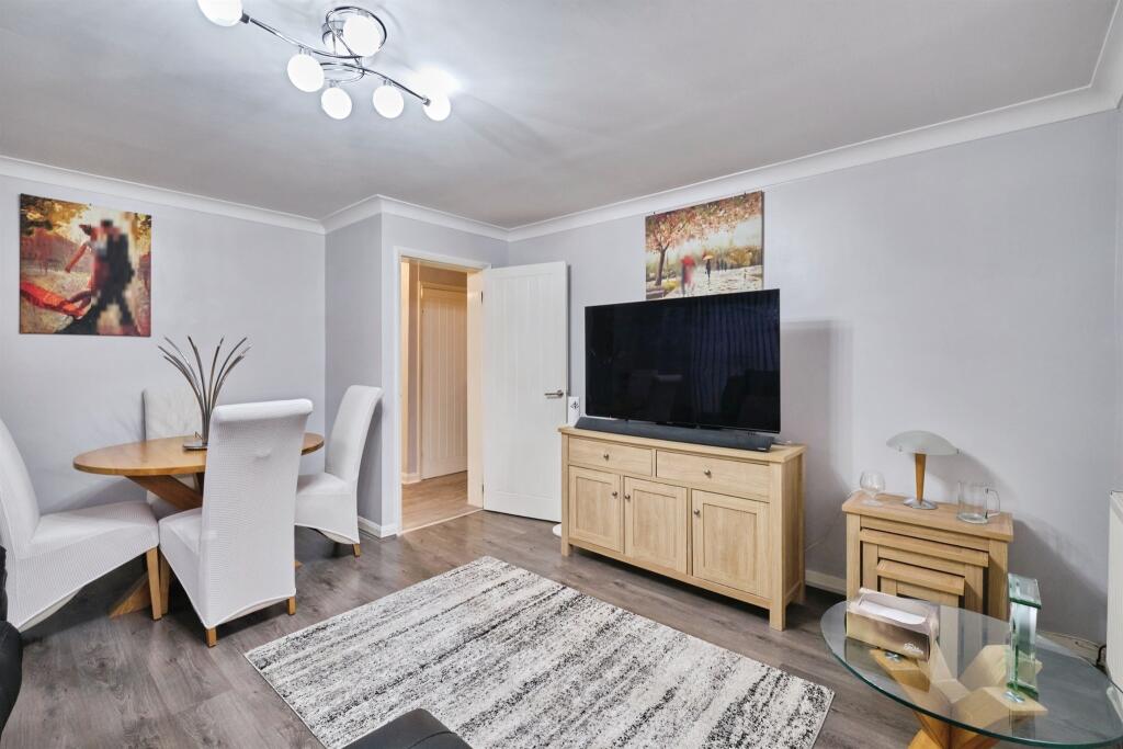 Apartment in Sandwell, West Midlands - View 3