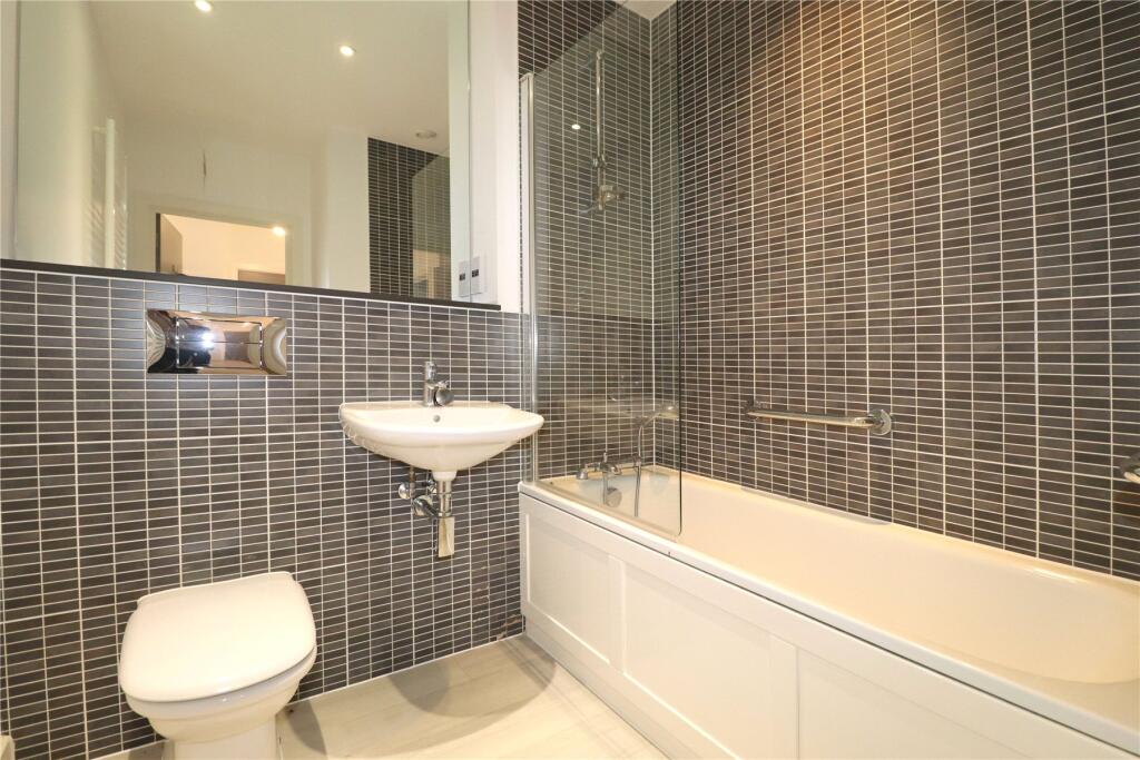 Apartment in Woking, Surrey - More