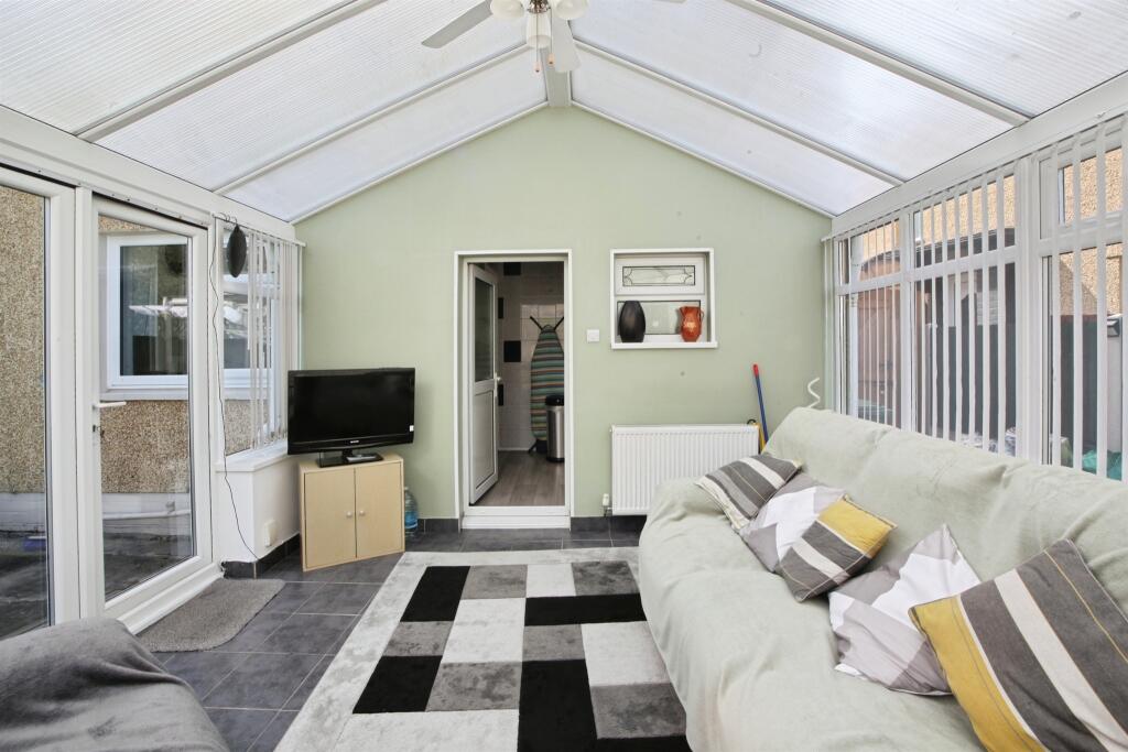Ceiriog Crescent, Pontypridd - More