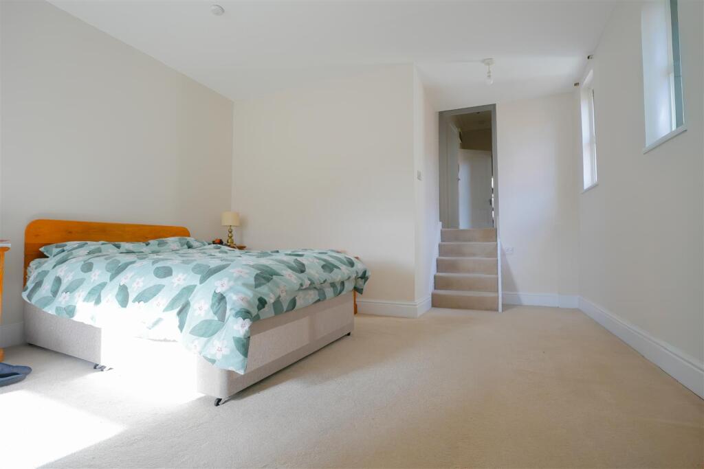 Apartment in Warwick, Royal Leamington Spa - View 4