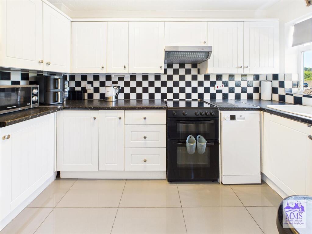 House in Chatham, Medway - More