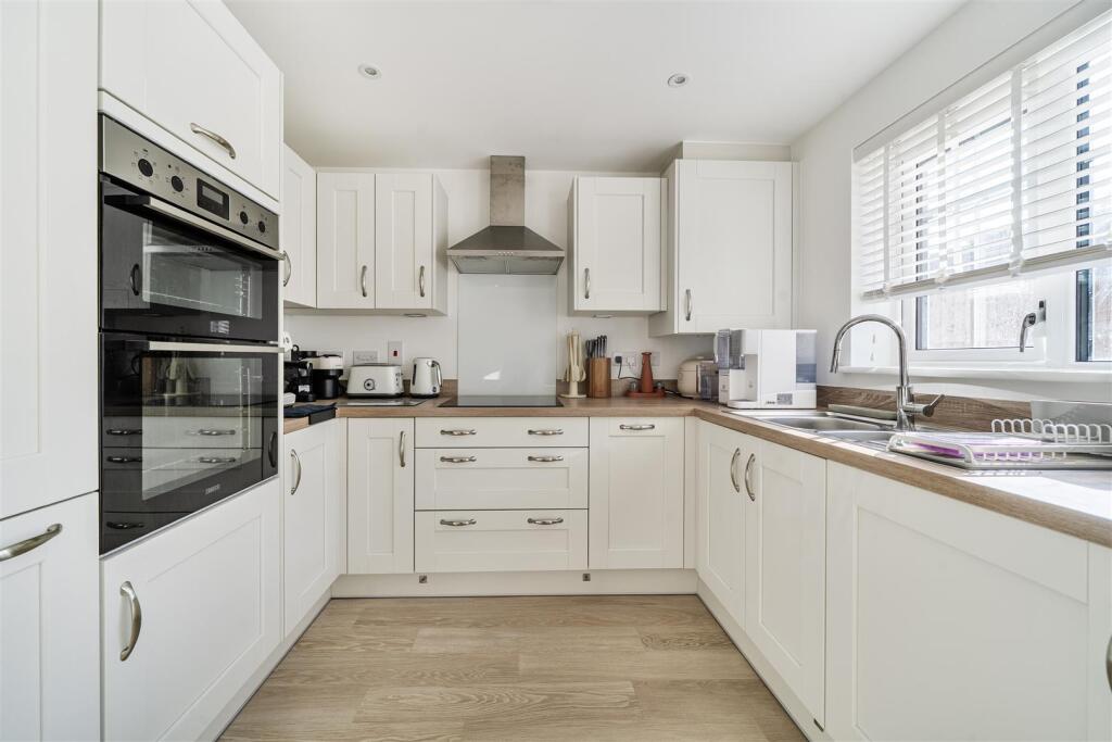 Yew Close, East Horsley photo 4