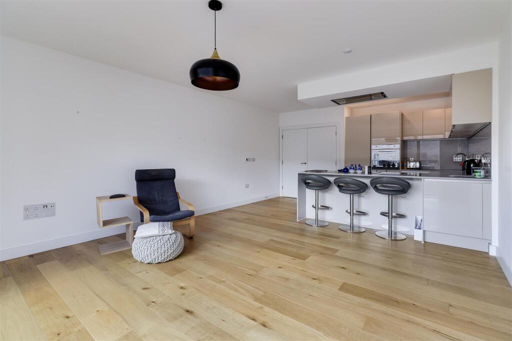 Apartment in Cambridge, Trumpington - View 5