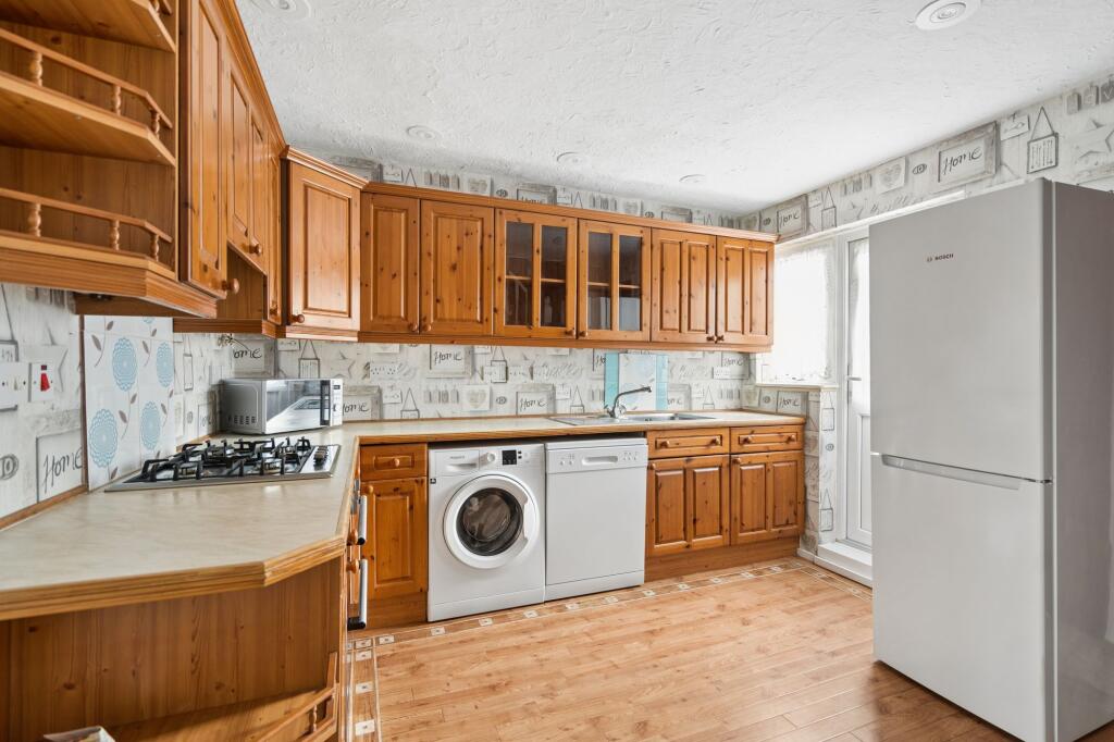 House in Watford, Hertfordshire - More