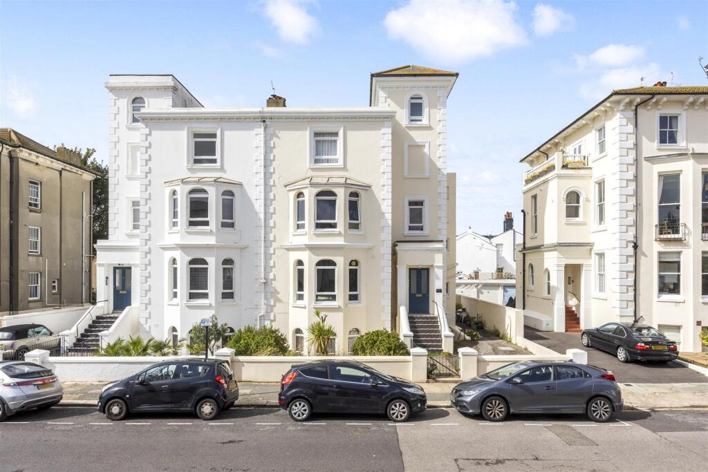 1-bed flat on Medina Villas, Hove, £200,000