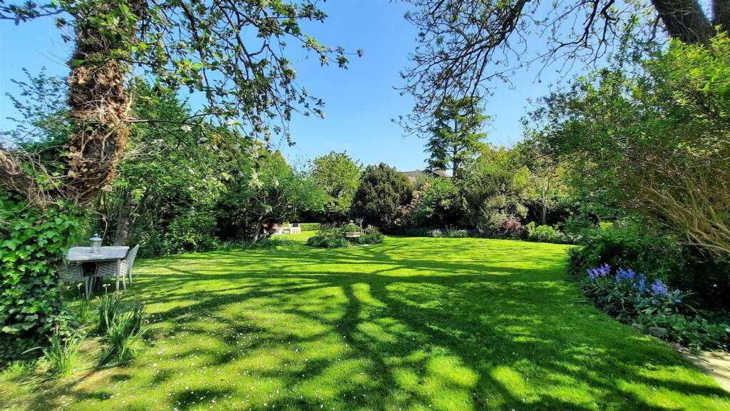 Roydon Green, High Street, Roydon photo 3