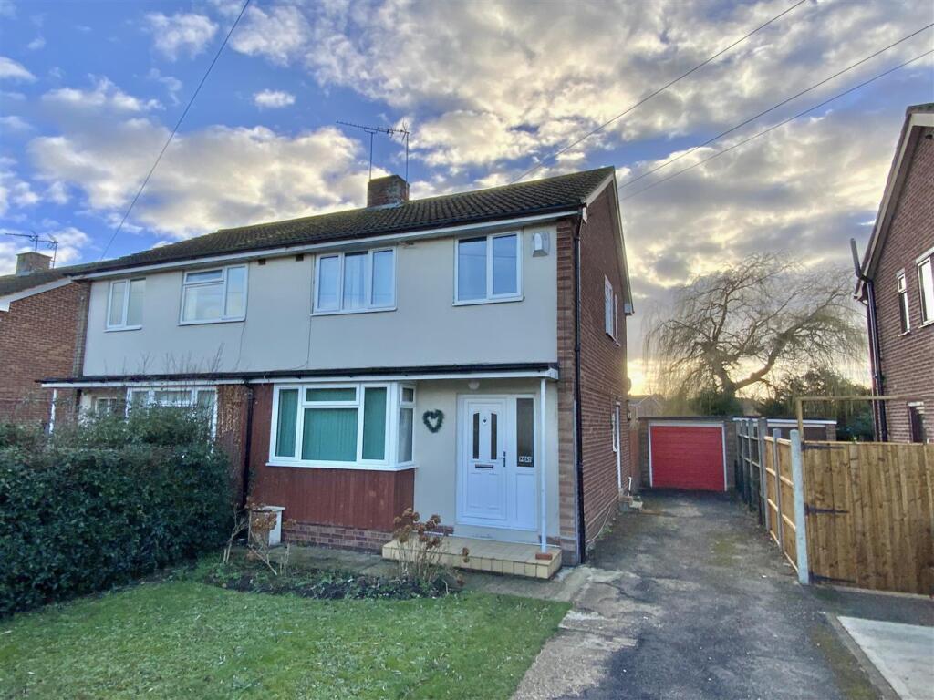 Main image of property: 25 Lakes Lane, Newport Pagnell, MK16 8HS