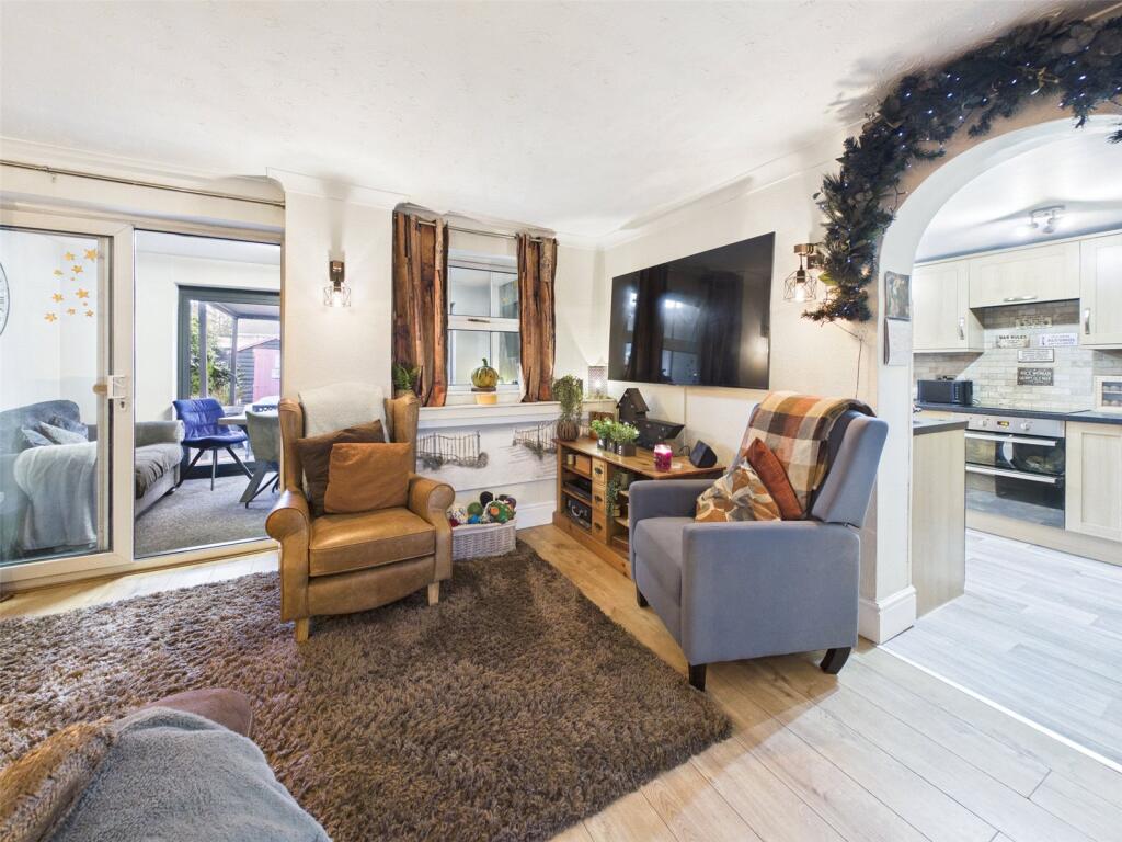 Blake Croft, Cheltenham, Gloucestershire, GL51 photo 3