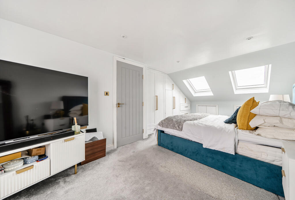 House in Reigate and Banstead, Merstham - More
