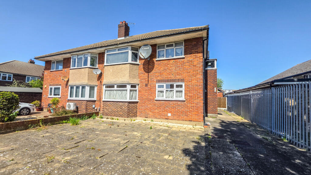 2-bed flat on London Road, Romford, RM7, £265,000