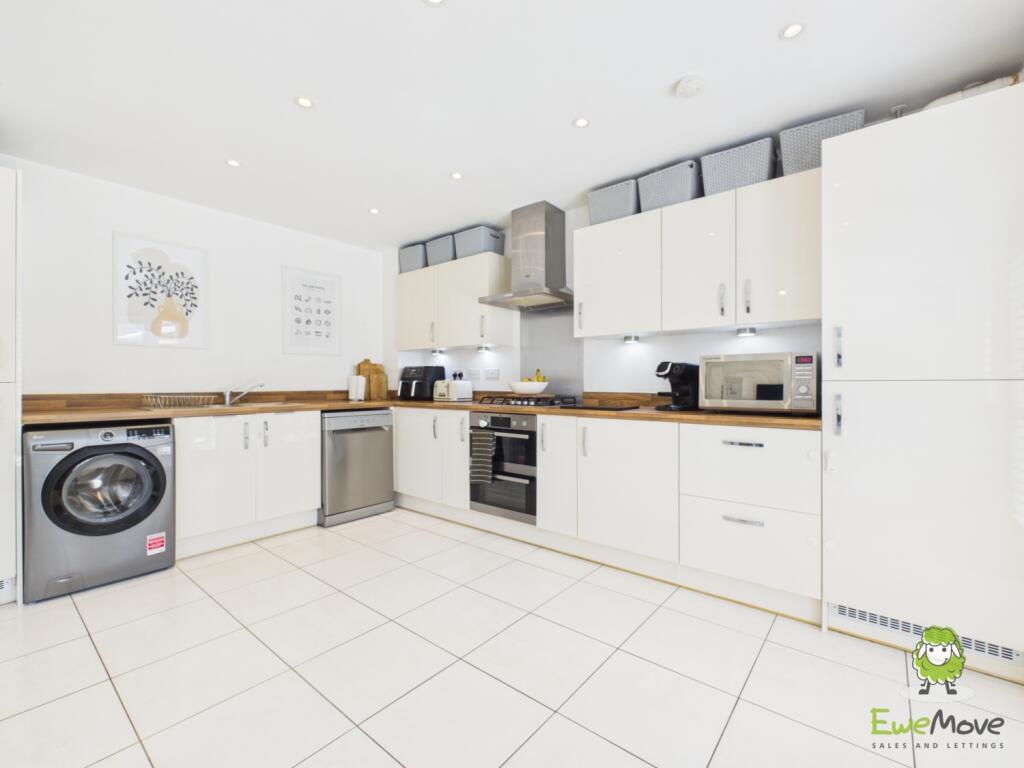 House in Basingstoke and Deane, Longacre, Kempshott Park - More