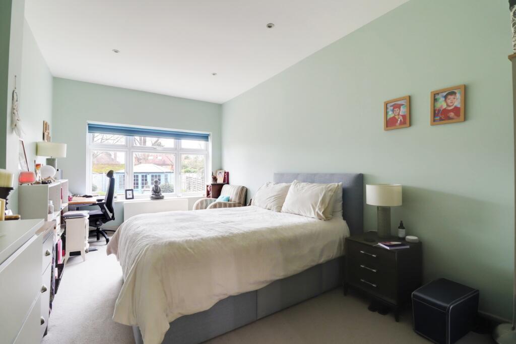 Main image of property: 2a Peaks Hill, Purley