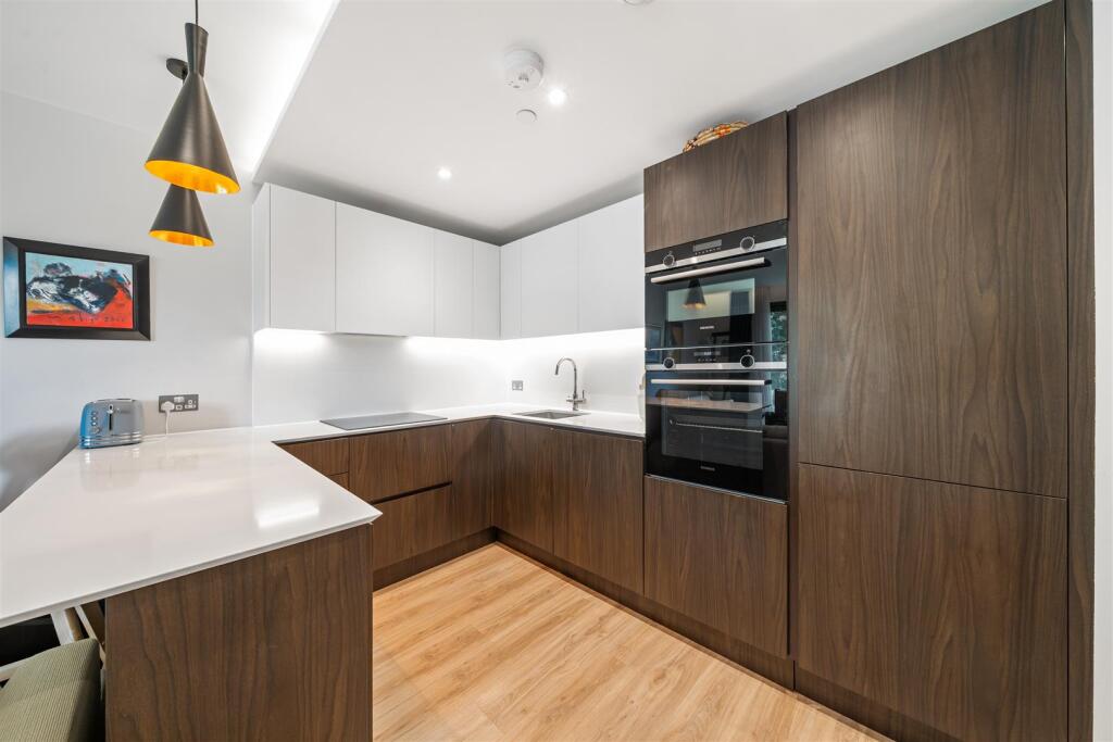 Apartment in London, The Apostles, Raynes Park - View 4