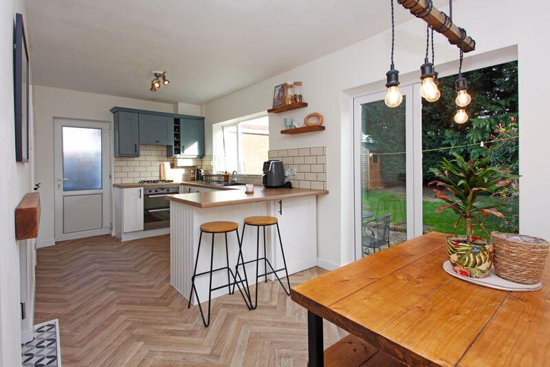 19 Grosvenor Gardens, Shifnal. TF11 8EB photo 2