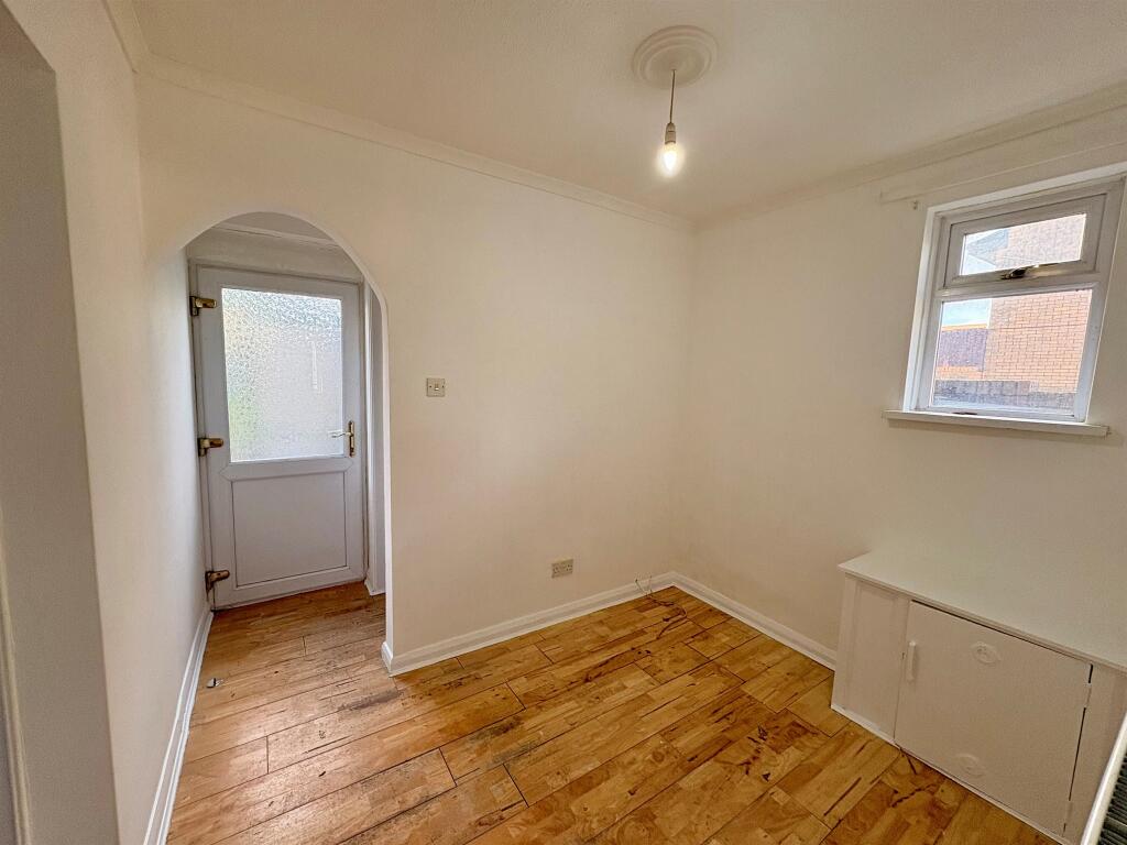 Redhouse Crescent, Cardiff photo 4