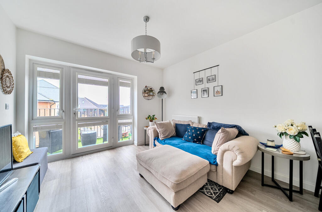 Apartment in Elmbridge, Hersham - View 2