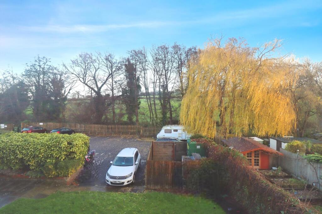 Apartment in Stroud, Cam - More