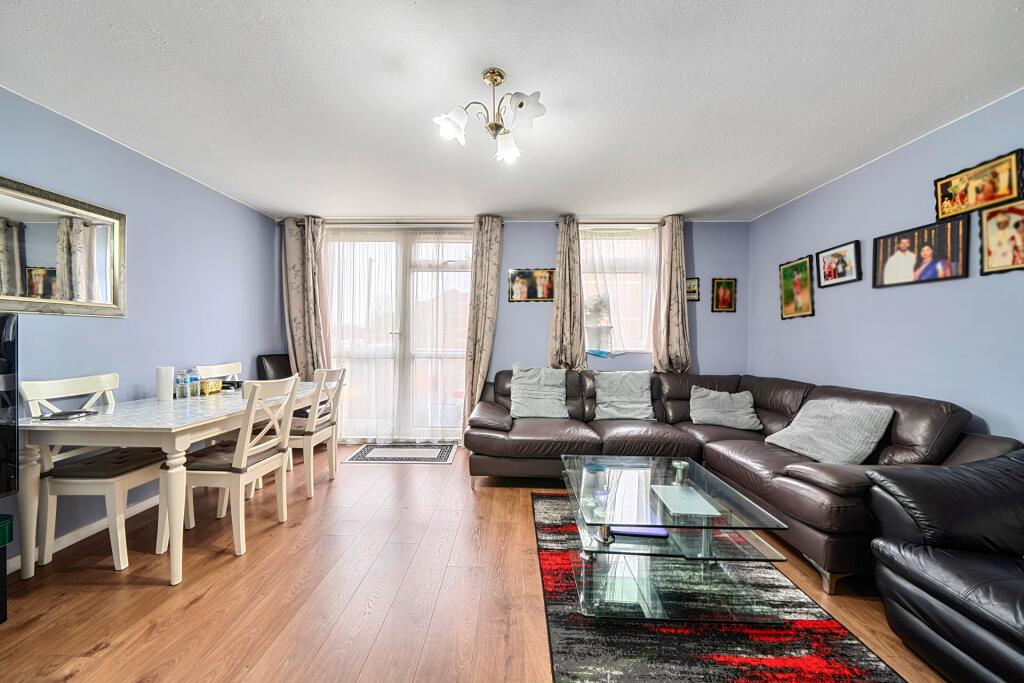 Canberra Drive, Northolt, UB5 photo 2