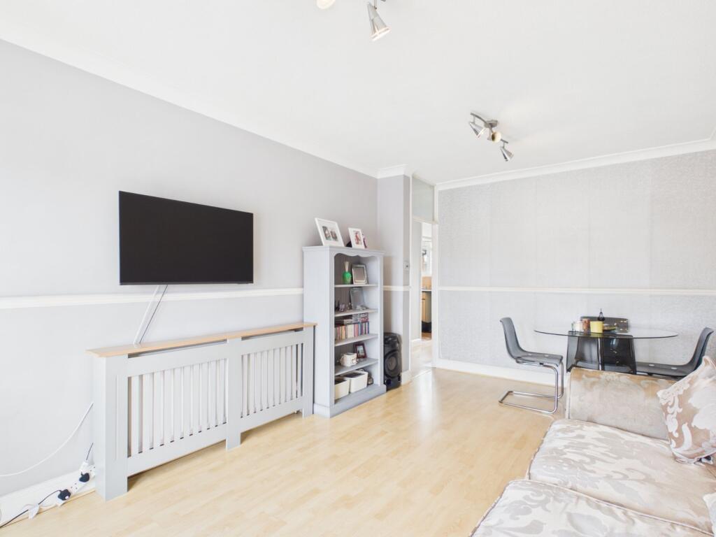 Apartment in Spelthorne, Surrey - More