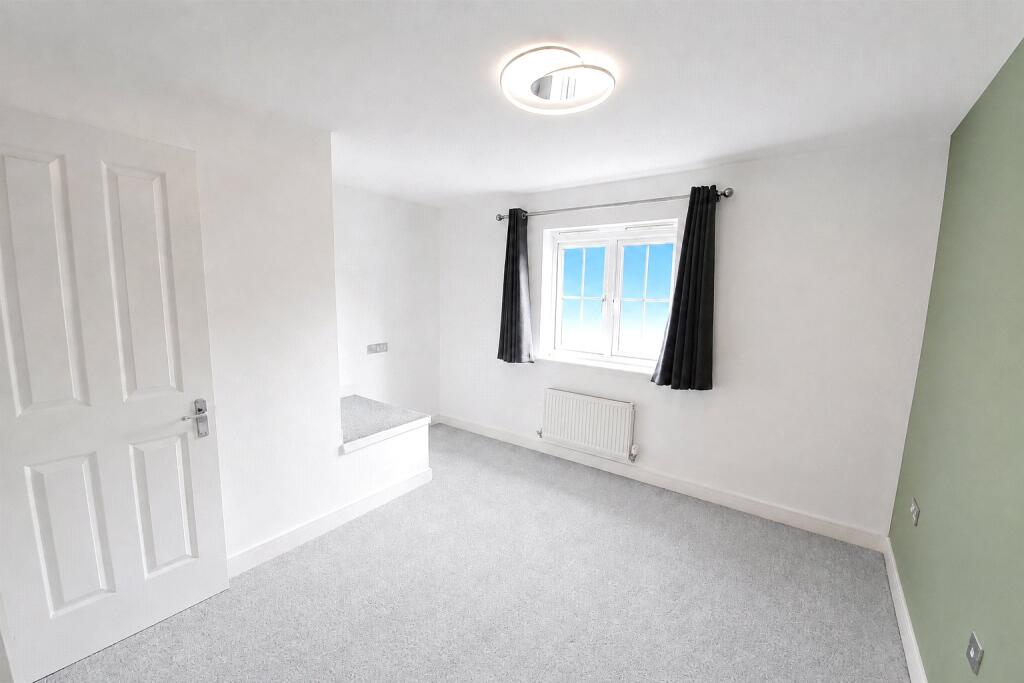 House in Southend-on-Sea - More