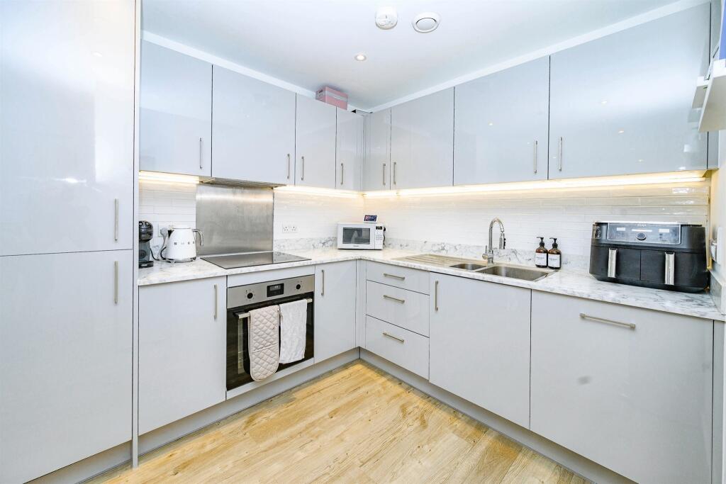 Apartment in Dacorum, Hertfordshire - More