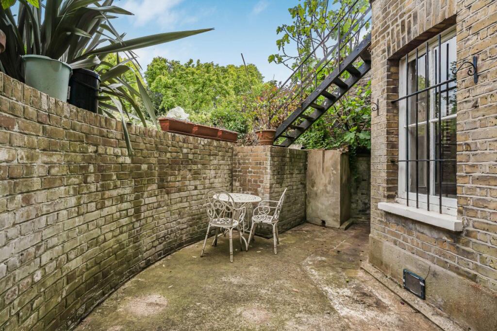 Apartment in London - View 5