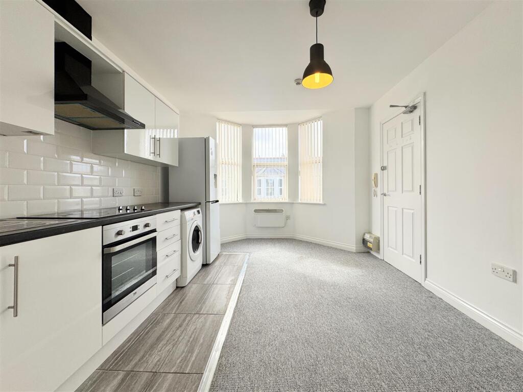 Apartment in Newquay, Trenance - More
