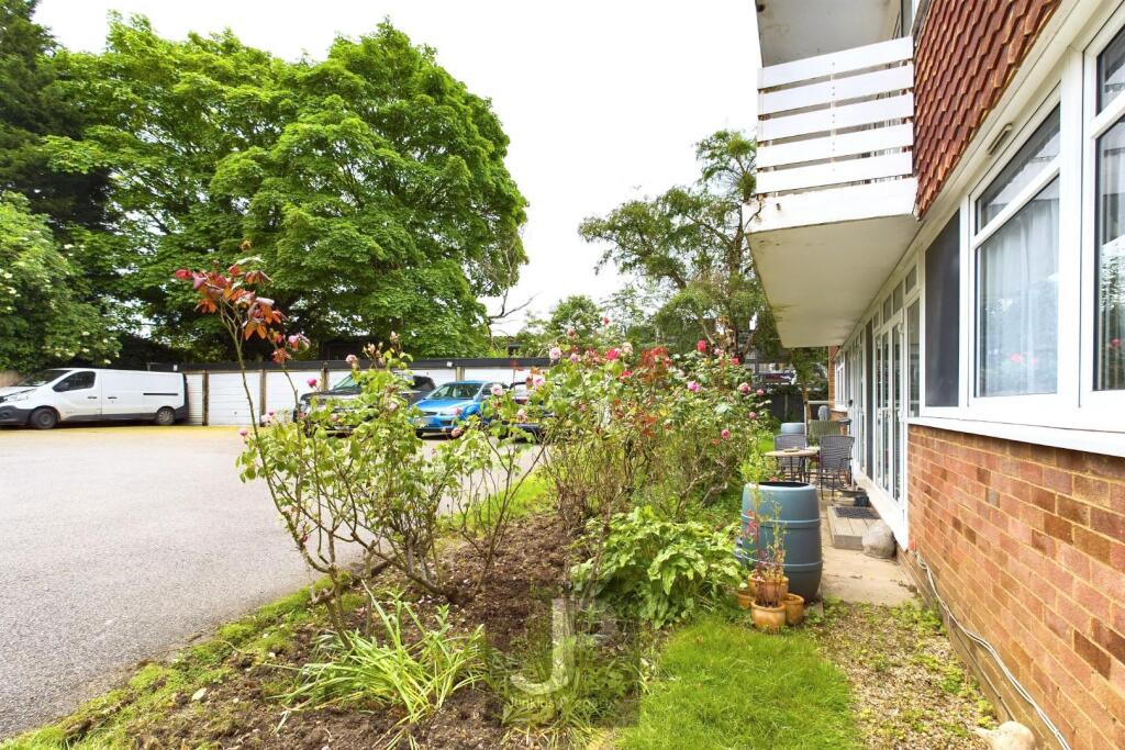 Invermay Court, Highland Avenue, Brentwood photo 4