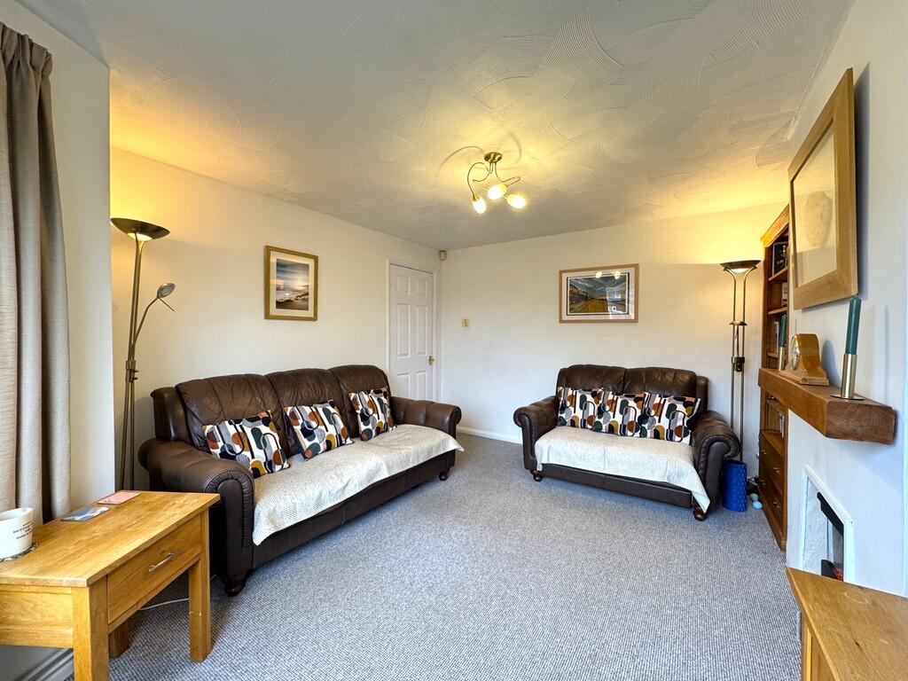 REFFLEY - Very Well Presented 3 Bedroom Family House in Cul-De-Sac Location photo 4