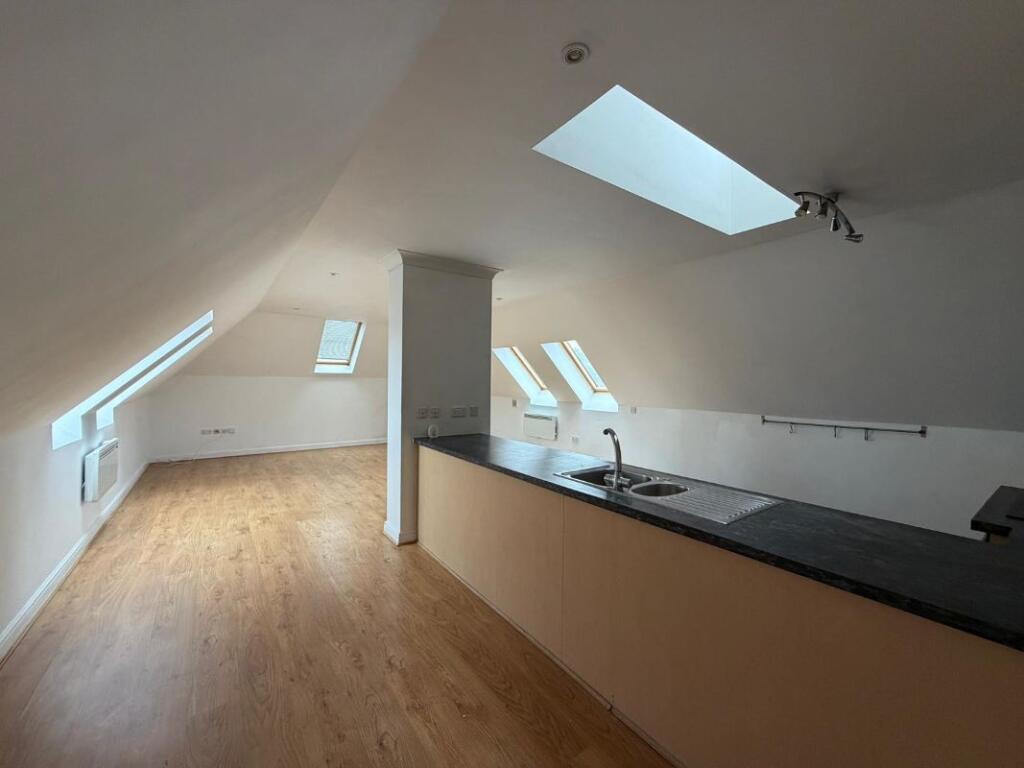 Apartment in Surrey Heath, Surrey - More