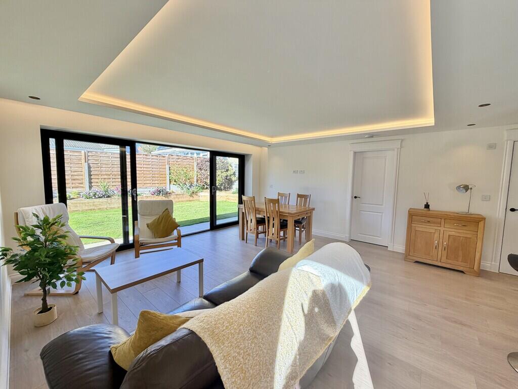 House in Poole, Hillbourne, Broadstone - More