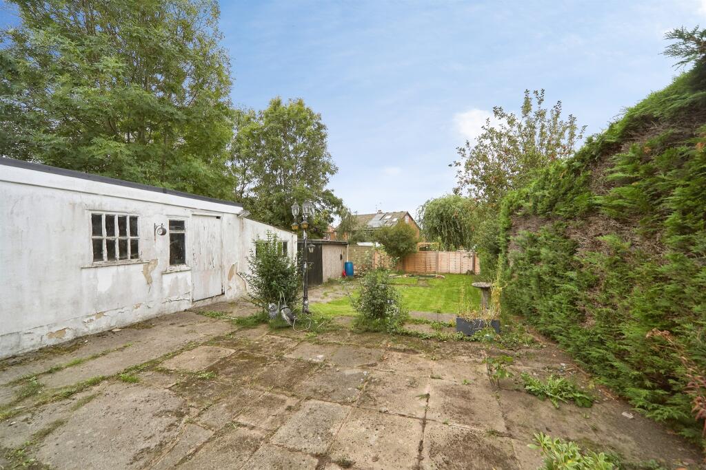 House in Leeds, Yeadon Banks, Shaw Lane - More