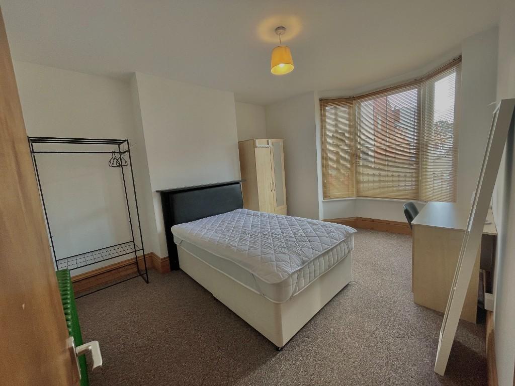 6 bedroom semi-detached house for rent