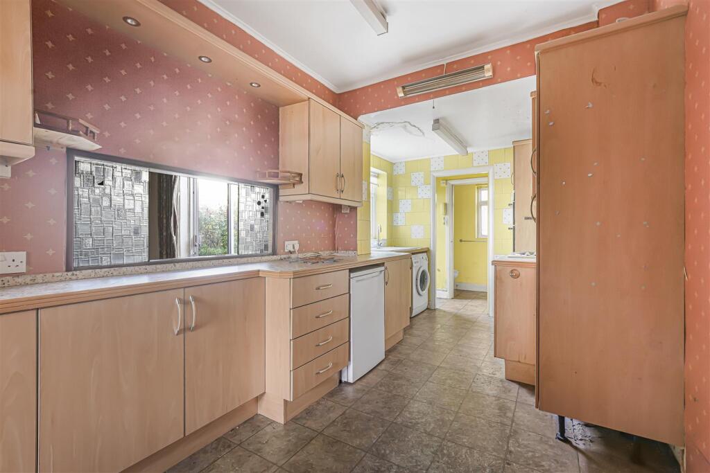 Elm Walk, Raynes Park photo 4