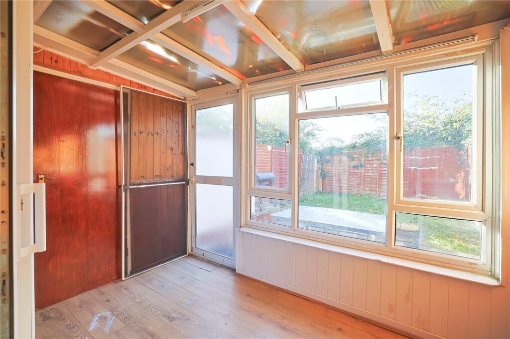 House in Gravesham, Northfleet - More