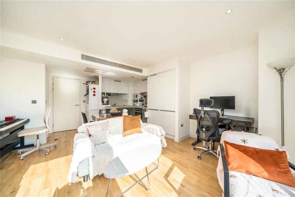 1-bed flat on Marsh Wall, Canary Wharf, £400,000