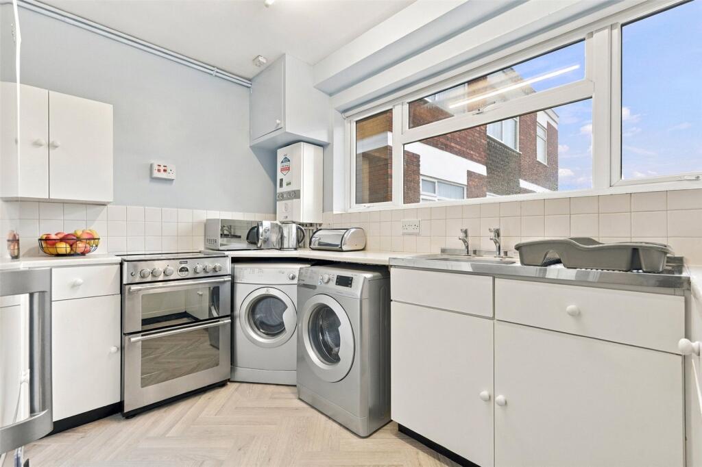 Apartment in Southend-on-Sea - More