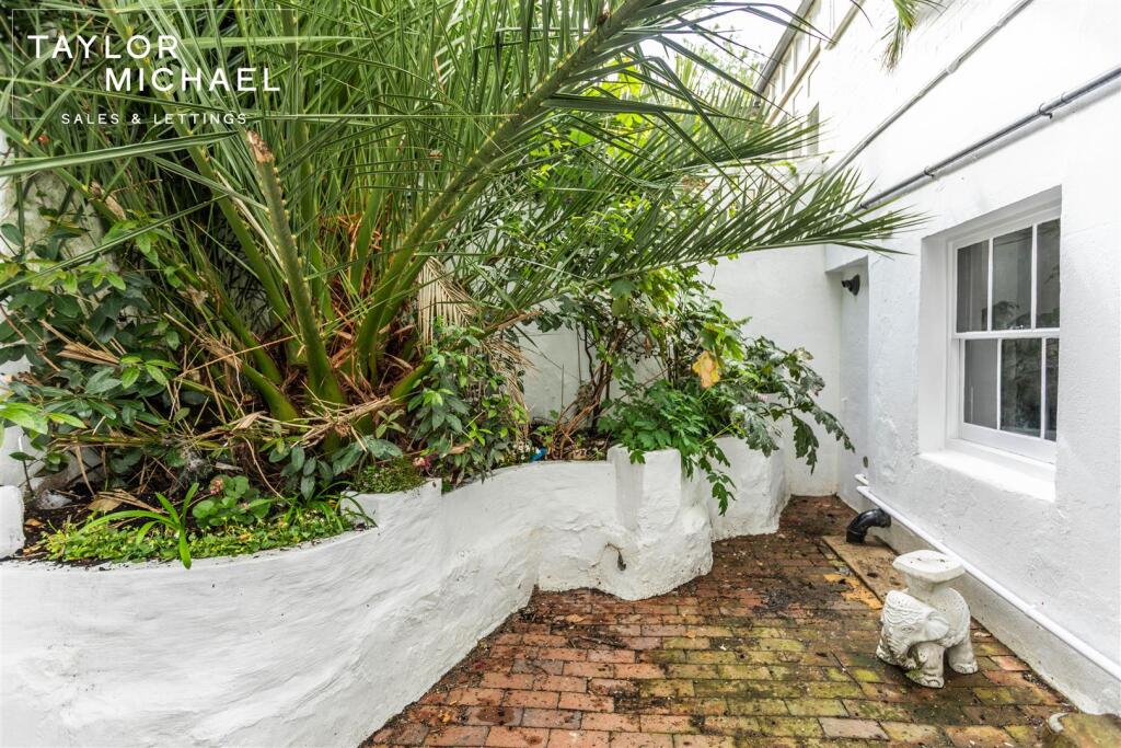 Apartment in Hove, Aldrington - More